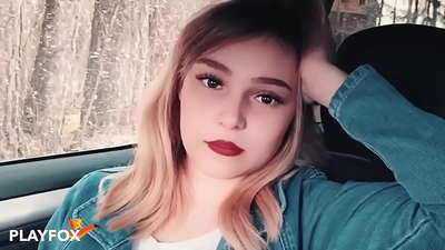 Σέξι μωρό ευτυχώς ρουφάει μια κάρτα έκπτωσης